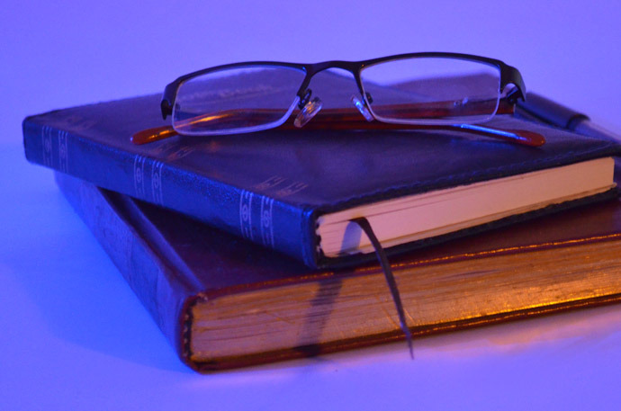 網(wǎng)站開發(fā)團(tuán)隊(duì)如何編寫網(wǎng)站制作方案？ books_reading_glass_free_photo-690x457