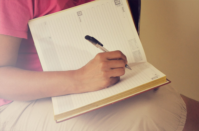 網(wǎng)站優(yōu)化和網(wǎng)站推廣有何不同？ woman_taking-_notes_free_photo